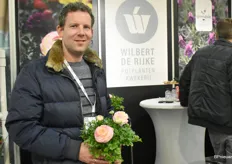 Wilbert de Rijke van Wilbert de Rijke Potplanten kwekerij, met een mooie pot Ranonkel.