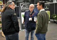 Matthijs van der Knaap (rechts) van Plant Creations druk in gesprek met Marcel Hoogendoorn (links) van Houwenplant en Ruud Görtjes.