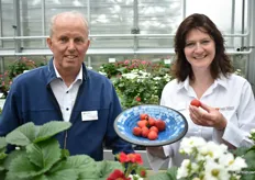 Gé Bentvelsen and Ilona Smith from ABZ Seeds with some delicious strawberries.