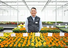 Area Sales Manager of Japan, Naoto Takamura with the Super Hero Series of Benary. The Super Hero series is well known for its good seed quality, uniformity and bright colors.